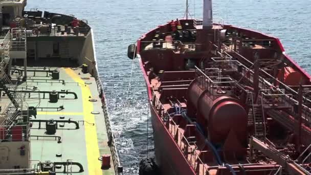 Red Oil tanker Moors nära Green Deck fartyg med arbetstagare — Stockvideo