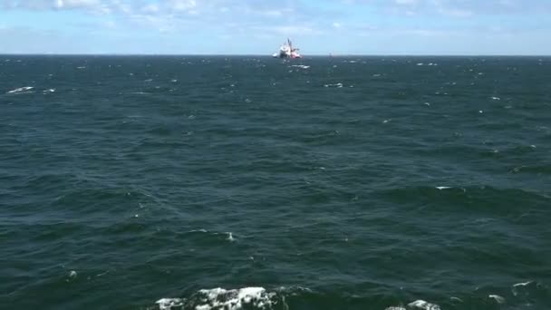 Pesado levante barco silueta velas en profundo azul interminable mar — Vídeo de stock