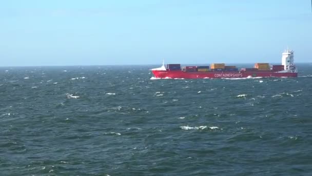 Lang rood cargo schip met gekleurde containers vaart op zee — Stockvideo