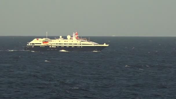 Cruzeiro moderno branco e preto navega em mar azul profundo — Vídeo de Stock