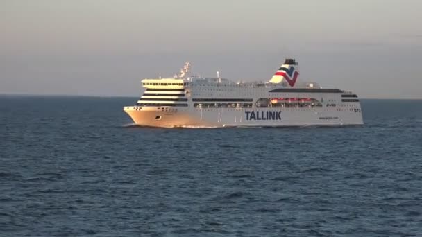 Weißes großes Kreuzfahrtschiff mit Bug, beleuchtet von der Abendsonne — Stockvideo