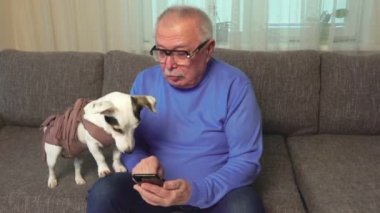 mavi sweatshirt ve gözlük yaşlı adam kahverengi kanepe üzerinde oturur