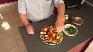lezzetli salata üzerinde beyefendi tuzları ve strews doğranmış dereotu