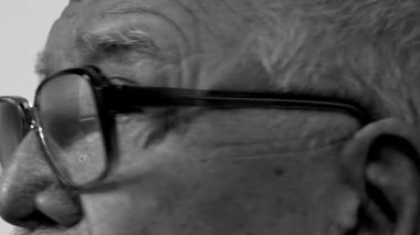 kırışıklıkları ile ilginç üst düzey adam selfie yapmaya çalışır