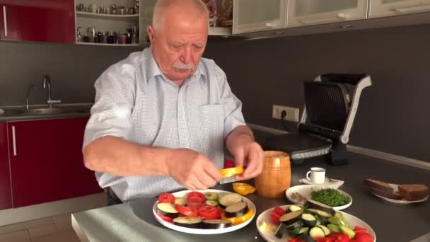 Gentleman verwijdert zaden van paprika en zet in plaat — Stockvideo