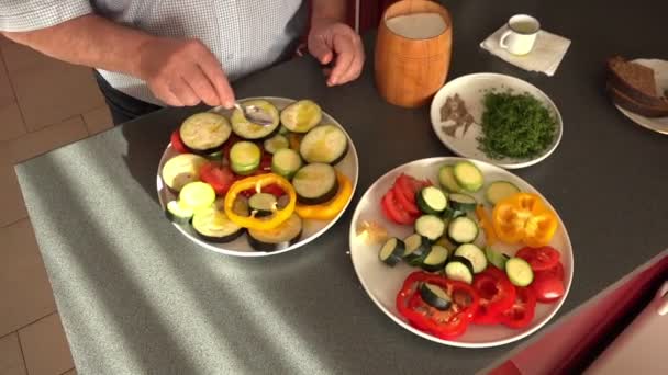 Amateur Cook oliën bereid voor salade vers gesneden groenten — Stockvideo