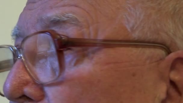 Moderne Senior met rimpels en bruine ogen kijkt naar de camera — Stockvideo