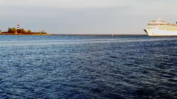 Riesiges weißes Kreuzfahrtschiff segelt auf tiefblauem, welligem Fluss — Stockvideo