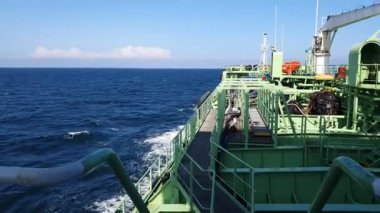 mavi denizde beyaz çelik kule yelkenli petrol tankeri yay