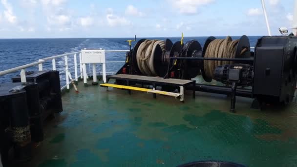 Καφέ σχοινιά μακαράδες σε πράσινο κατάστρωμα δεξαμενόπλοιων σε κιγκλιδώματα — Αρχείο Βίντεο