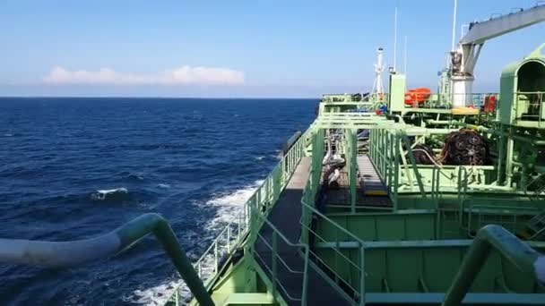 Prua della petroliera con le vele bianche della torre d'acciaio sul mare blu — Video Stock