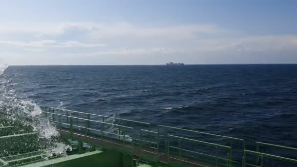 Ruisseau d'eau tombe dans le réservoir du pont pétrolier — Video