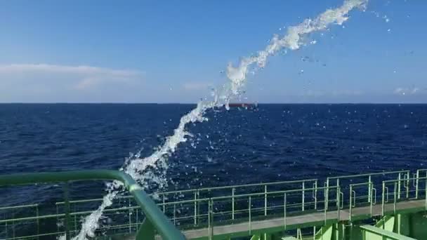Su akışları kırmızı borulardan tanker güverte rezervuarları doldurmak — Stok video