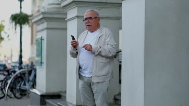 cep telefonu ile emekli şehir caddesinde sütun duruyor