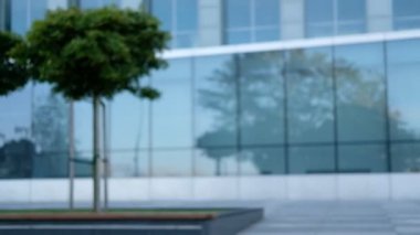 gülümseyen olgun adam ofis binasıkarşı tablet ile oturur