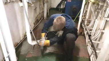 siyah tulum petrol tankeri işçi metal gemi güverte temizler