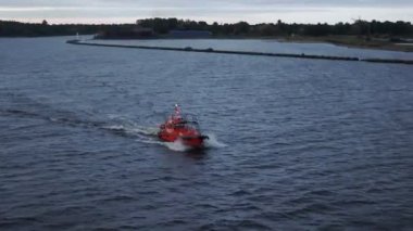 kırmızı pilot motorlu tekne yelken ve tanker Onyx eşlik