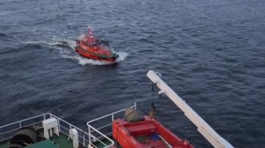 Riga liman yelken ve petrol tankeri eşlik motorbot