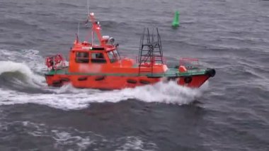 Riga limanından küçük hızlı pilot motorbot geçmiş çocuk yelken