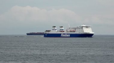 seyahat feribot ve konteyner gemi gri deniz arasında yelken