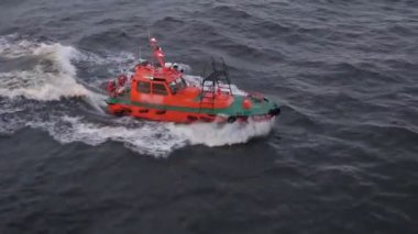 kırmızı hızlı motorbot pilot rehberlik petrol tankeri eşlik