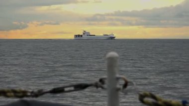 tanker Onyx gemi karşı turuncu bulutlu gökyüzü altında yelken