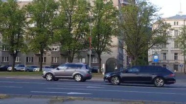 yol geçmiş kamera tarafından koruyucu ceket sürmek bisikletçi