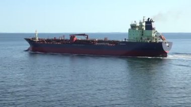 petrol tankeri yelken deniz suyunda beyaz köpük izi bırakarak