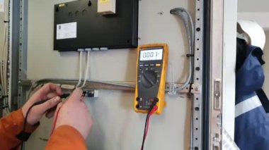 profesyonel elektrikçi teller closeup voltaj kontrol