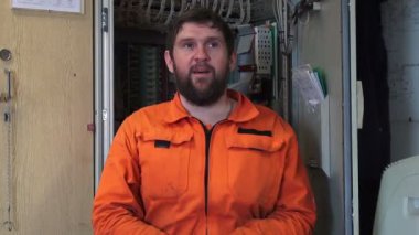 turuncu tulum görüşmeler ve gülümsüyor sakallı elektrikçi