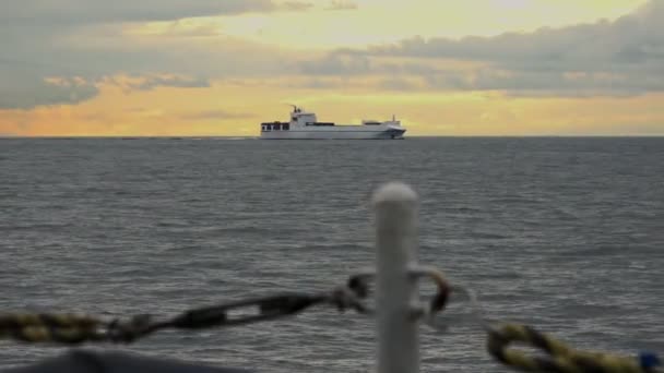 Tankowiec Onyx żagle pod pomarańczowe zachmurzone niebo przeciwko statek — Wideo stockowe