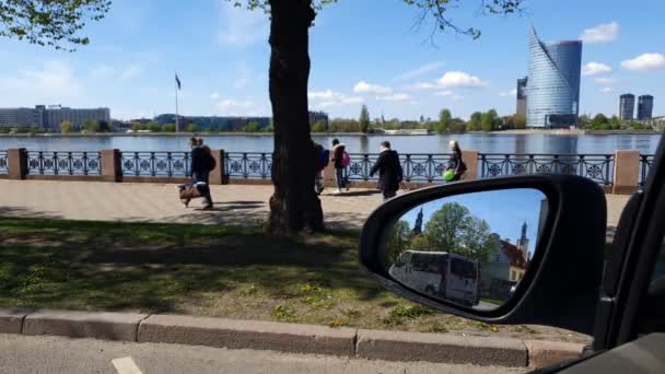 Sırt çantaları ve balonlar ile turistler kaldırımda yürümek — Stok video