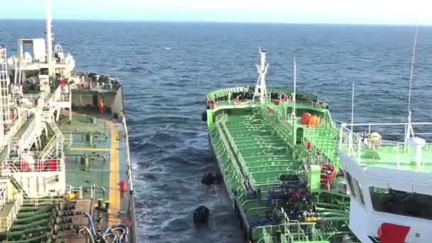 Petroliera verde naviga lontano dalla nave nella giornata di sole — Video Stock