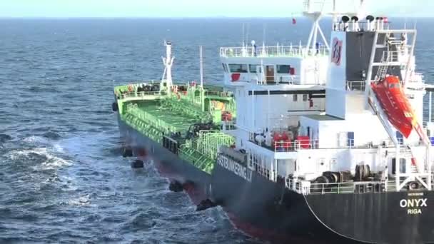 Navio petroleiro verde preto e branco navega em mar azul profundo — Vídeo de Stock