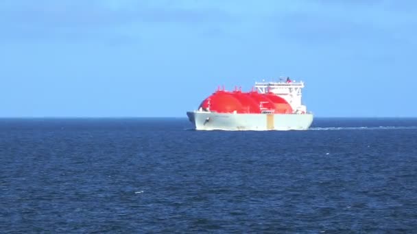 白色现代液化天然气运输船在夏季航行 — 图库视频影像