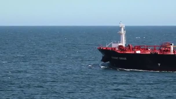 Lange olietanker met rode dek zeilen op diep blauw zeewater — Stockvideo