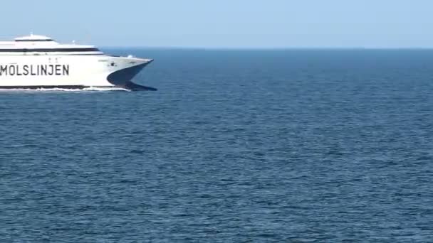 Bateau à moteur moderne bleu et blanc navigue sur la mer bleue sans fin — Video