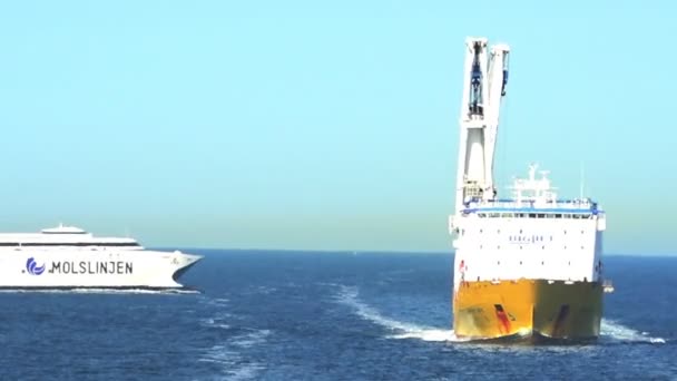 Bateau-grue dérive près de voilier de croisière yacht à moteur en été — Video