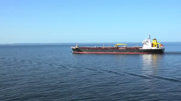 Petrolero largo con cubierta roja y grúas de acero blanco — Vídeos de Stock