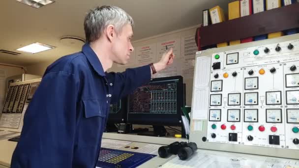Förste officer övervakar pumpning med specialutrustning — Stockvideo