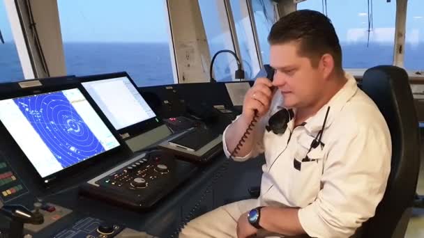 Bonito primeiro oficial em branco uniforme fala no telefone — Vídeo de Stock