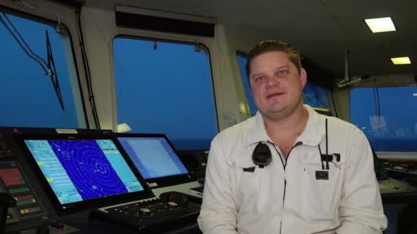 Primeiro oficial de uniforme branco fala e sorri na cabine — Vídeo de Stock
