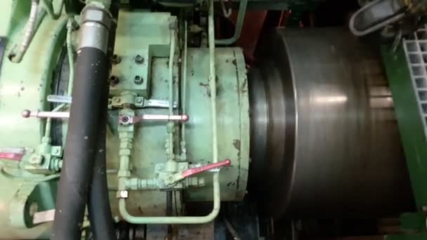 Механизм вращения турбины большого судна — стоковое видео