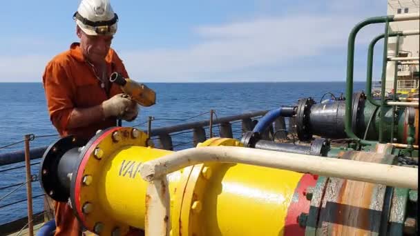 Profissional petroleiro abóbora desaperta tampa de tubo amarelo — Vídeo de Stock