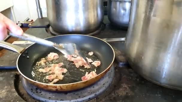 Повар сосуда готовит мясо на специальной масляной танкерной плите — стоковое видео