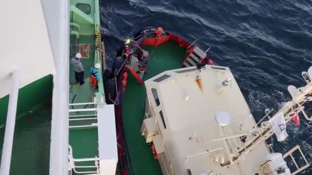 Pilot z holenderskiego portu Skagen dostaje się na pokład zbiornikowca Onyx — Wideo stockowe