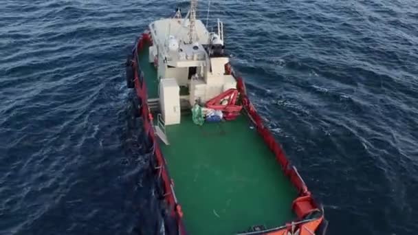 Kleiner rot-weißer Schlepper mit grünem Deck segelt davon — Stockvideo