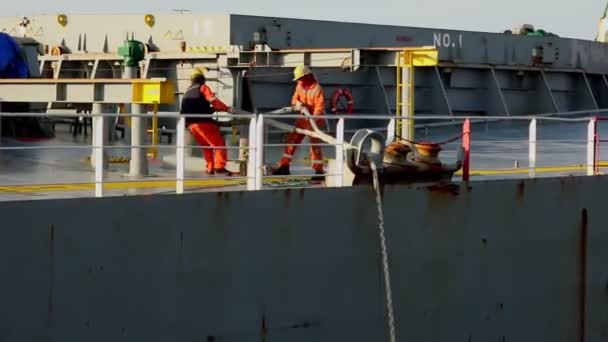 Velký malajský tanker námořníci dostat a vytáhnout kotvící lano — Stock video