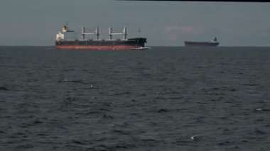 Mavi dalgalı Danimarka Boğazı 'nda muazzam tankerler yüzüyor.