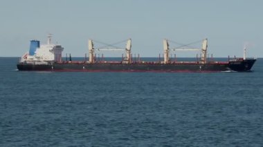 Büyük gri konteynır gemisi Danimarka Boğazı 'nda sürükleniyor.